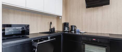 Réfrigérateur, un four, surface de cuisson, lave-vaisselle