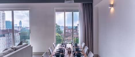 Apartment, 2 Bedrooms | Dining room