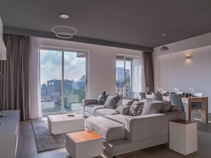 Apartamento, 2 habitaciones | Sala de estar | Televisión de pantalla plana de 34 pulgadas con canales digitales