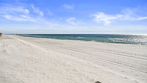 Una platja amb cel serè i mar tranquil·la.