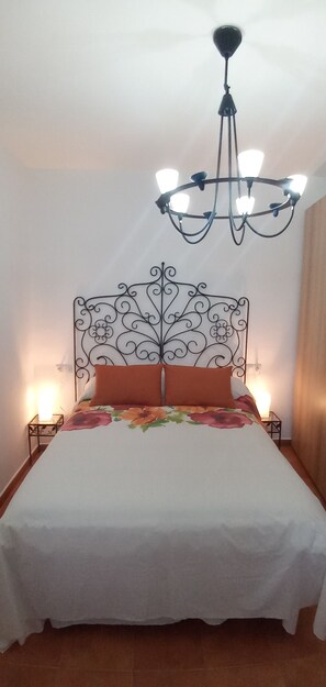 2 Schlafzimmer, Schreibtisch, Bügeleisen/Bügelbrett, Reisekinderbett