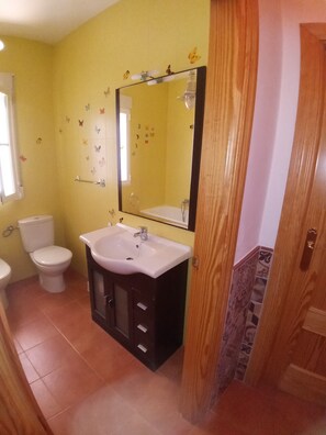 Sèche-cheveux, bidet, serviettes fournies, savon