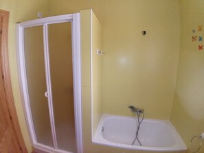 Haartrockner, Bidet, Handtücher, Seife