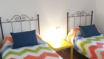 2 habitaciones, escritorio y tabla de planchar con plancha