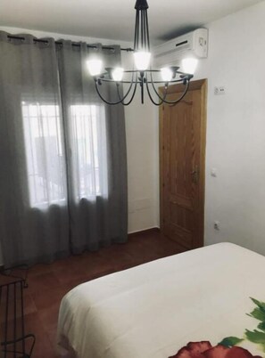 2 chambres, bureau, fer et planche à repasser, lit parapluie