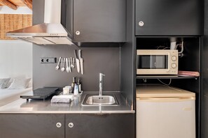 Réfrigérateur, four à micro-ondes, surface de cuisson, cafetière-théière