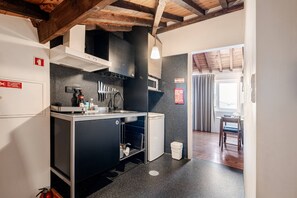 Geladeira, micro-ondas, cooktop, cafeteira/chaleira