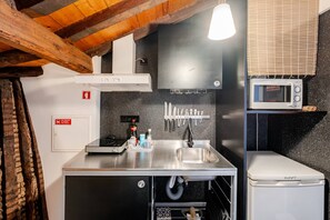 Geladeira, micro-ondas, cooktop, cafeteira/chaleira