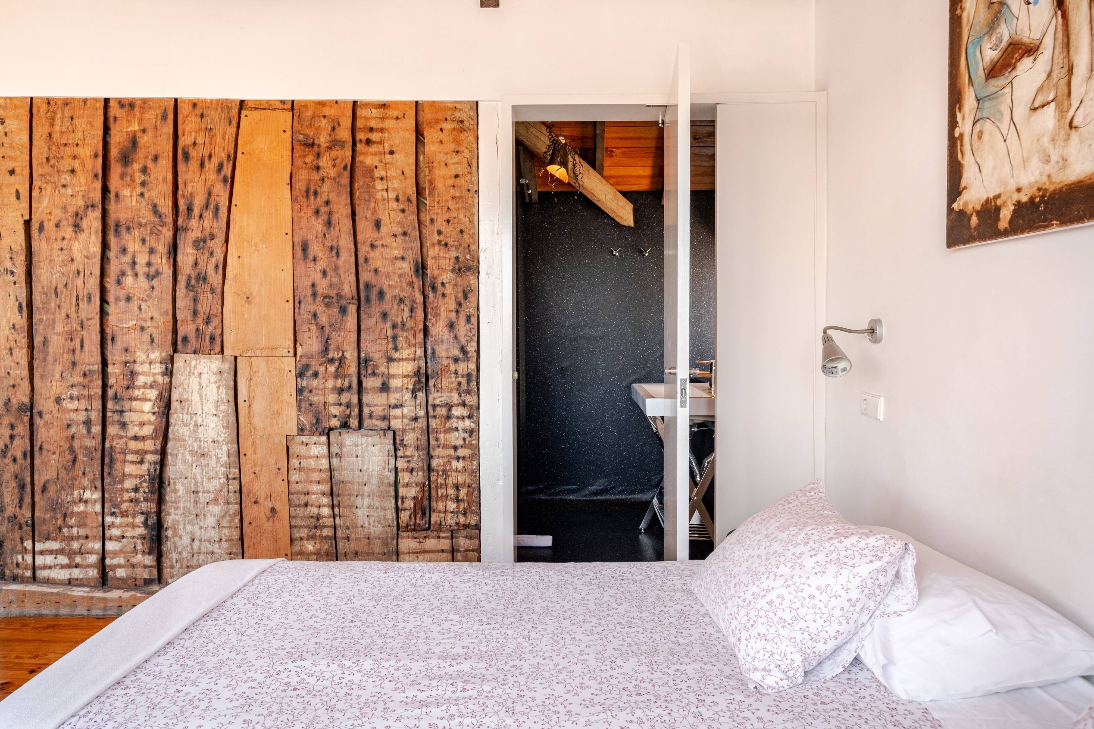 Una camera da letto con un letto, un'armadio in legno e un quadro appeso al muro.
