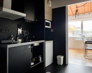 Geladeira, micro-ondas, cooktop, cafeteira/chaleira