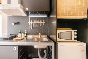 Geladeira, micro-ondas, cooktop, cafeteira/chaleira