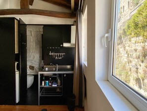 Geladeira, micro-ondas, cooktop, cafeteira/chaleira