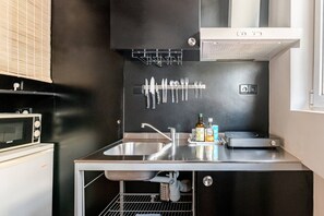 Geladeira, micro-ondas, cooktop, cafeteira/chaleira