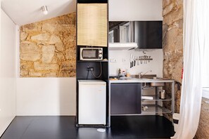 Geladeira, micro-ondas, cooktop, cafeteira/chaleira
