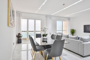 Apartamento panorámico, 2 habitaciones, vistas al mar, frente a la playa | Comedor