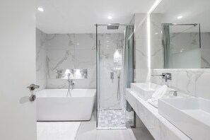 Apartamento panorâmico, 2 quartos, vista para o oceano, de frente para a praia | 2 quartos, cofres nos quartos, cortinas blackout, quartos à prova de som