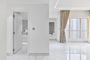 Apartamento panorámico, 2 habitaciones, vistas al mar, frente a la playa | 2 dormitorios, caja fuerte, cortinas opacas y sistema de insonorización