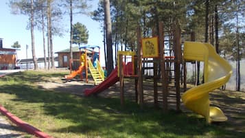 Área de juegos infantiles al aire libre