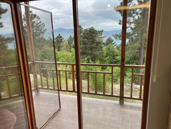 En 32-tommers LCD-TV med Parabol-TV samt TV og peis