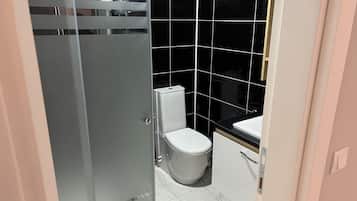 Family Villa | Bathroom | Shower, rainfall showerhead, free toiletries, hair dryer
