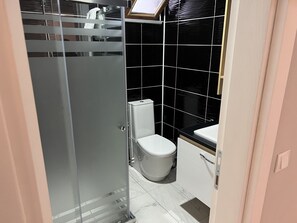 Familie villa | Badkamer | Een douche, een regendouche, gratis toiletartikelen, een haardroger