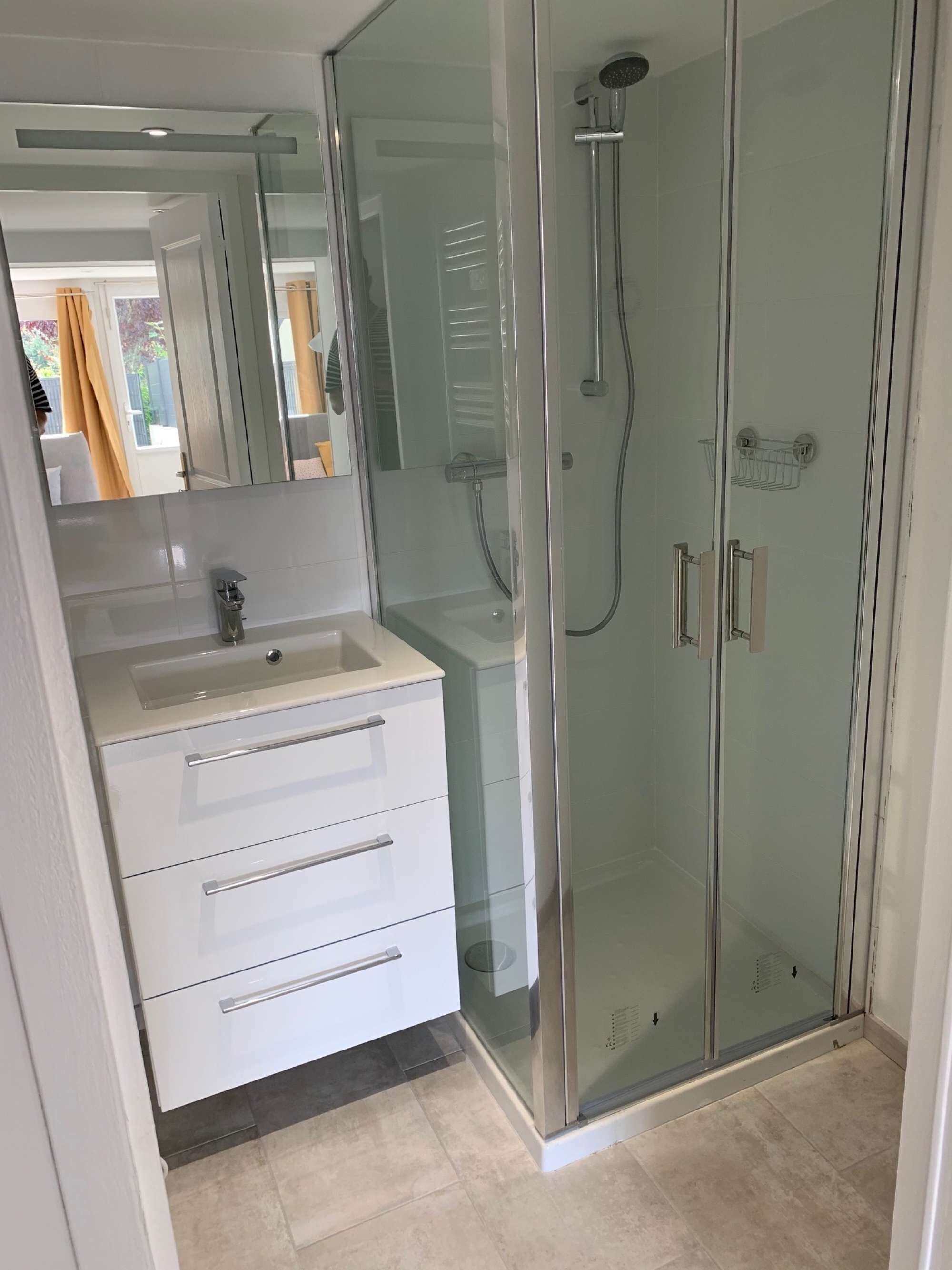 Dusche, Haartrockner, Handtücher