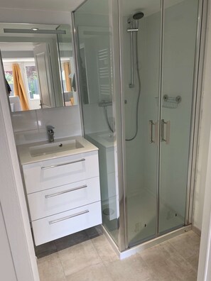 Shower, hair dryer, towels - Nouveau - studio aux portes de Brest (BOHARS)
