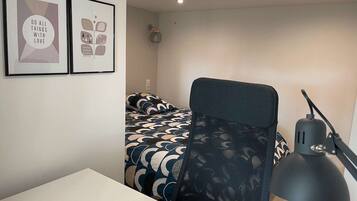 1 chambre, bureau, chambres insonorisées, fer et planche à repasser