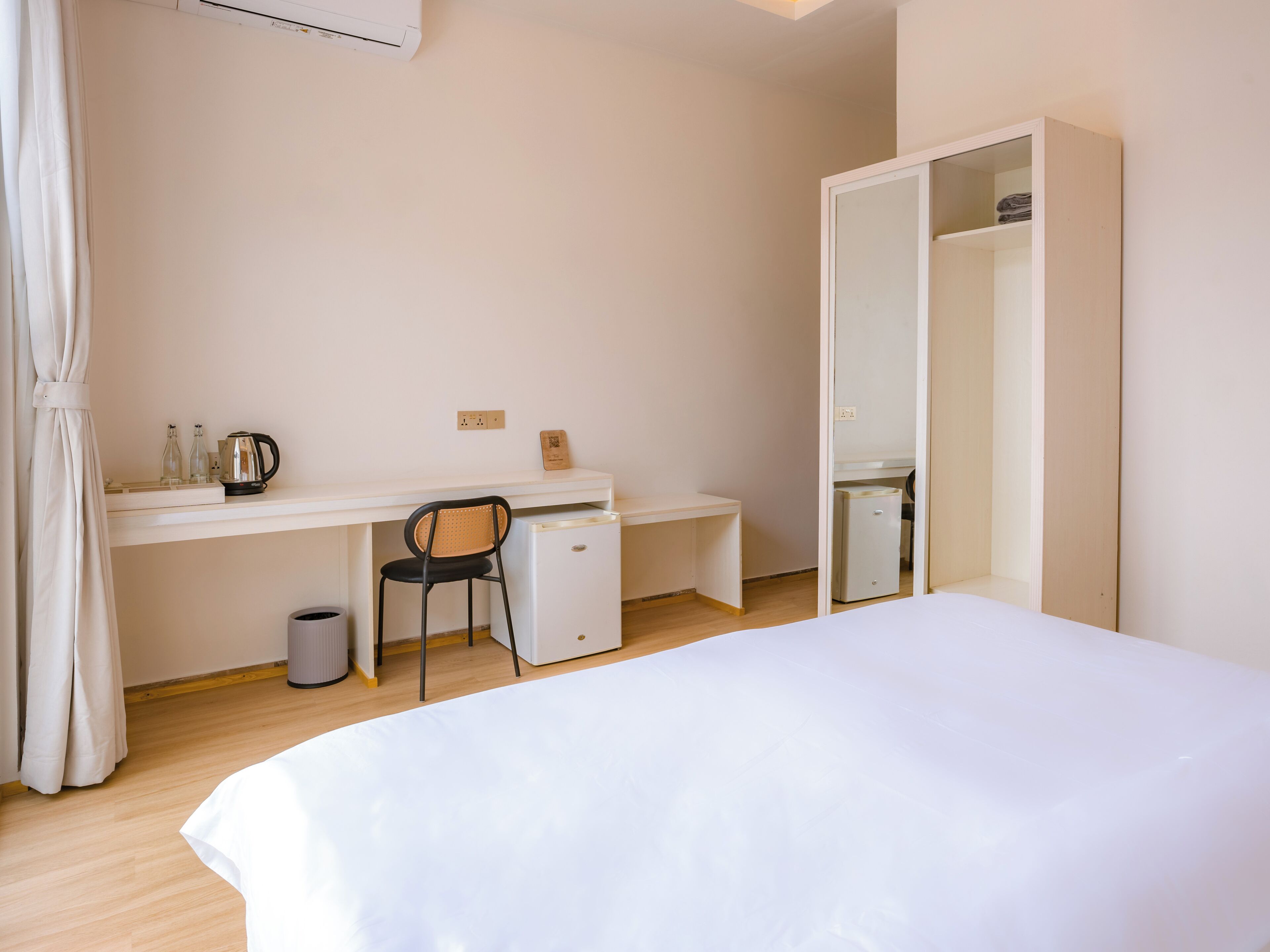 Deluxe Double Room, 1 King Bed, Accessible Bathtub, Non Smoking | In-room safe, desk, laptop workspace, soundproofing