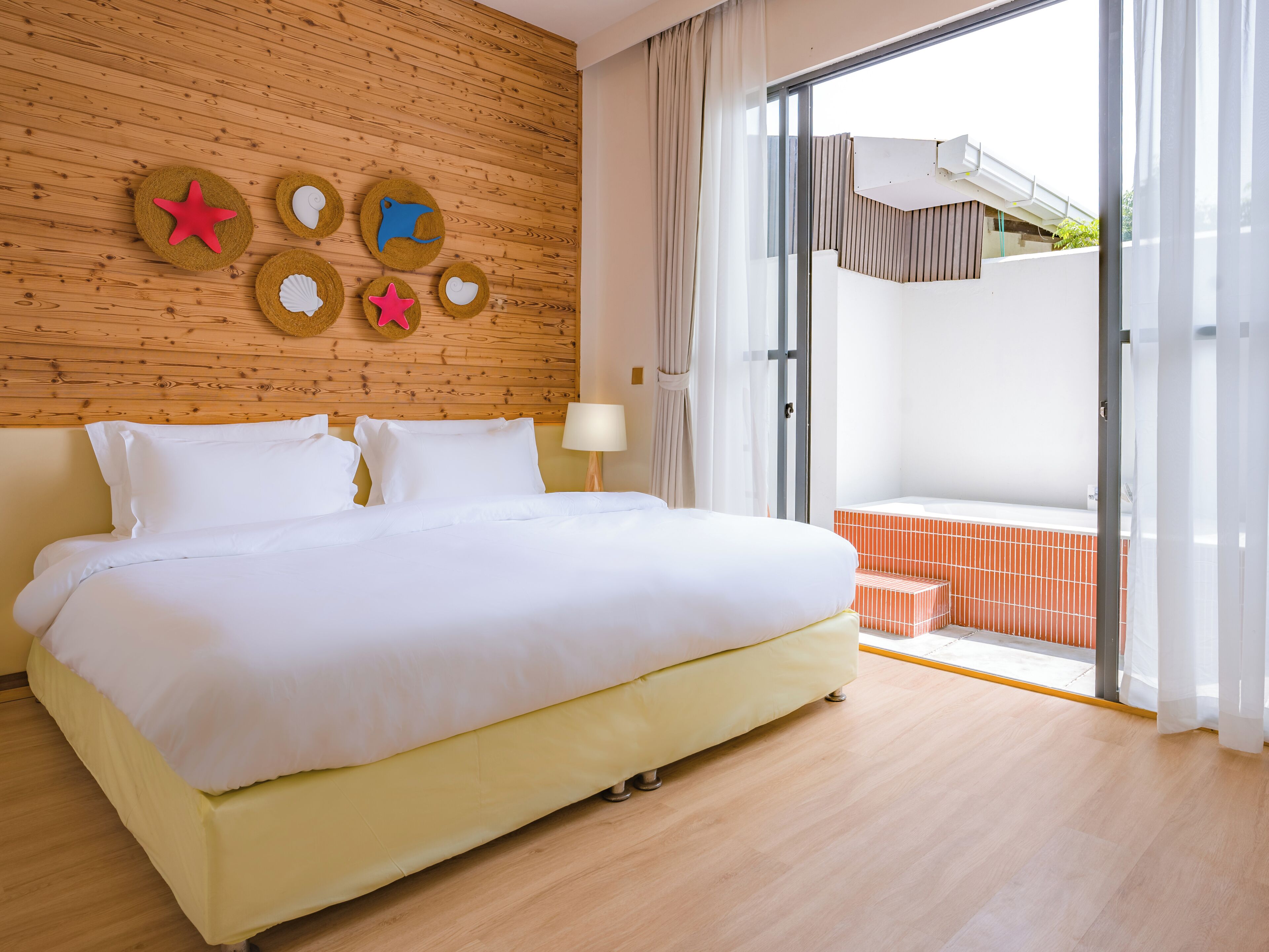 Deluxe Double Room, 1 King Bed, Accessible Bathtub, Non Smoking | In-room safe, desk, laptop workspace, soundproofing