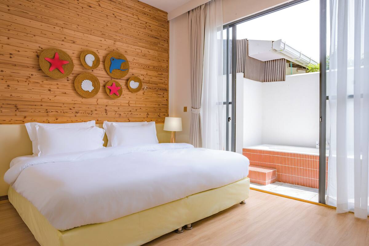 Chambre Deluxe double, 1 trÚs grand lit, baignoire adaptée aux personnes à mobilité réduite | Coffre-fort, bureau, espace de travail pour ordinateurs portables