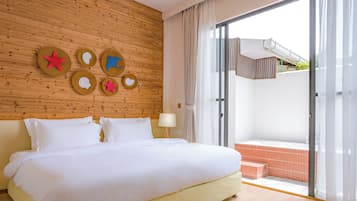 Deluxe Double Room, 1 King Bed, Accessible Bathtub, Non Smoking | In-room safe, desk, laptop workspace, soundproofing