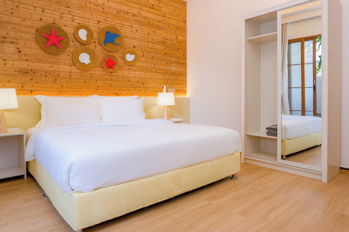 Habitación doble estándar | Caja de seguridad en la habitación y escritorio