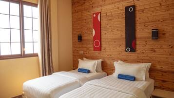 Standard Double Room | In-room safe, desk, laptop workspace, soundproofing