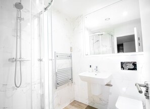 Ducha, toallas, jabón y champú