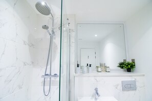 تجهيزات دش، مناشف، صابون، شامبو