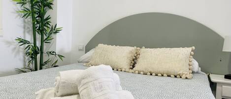 Travel crib, WiFi (free), bed sheets