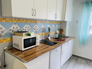 Jääkaappi, mikroaaltouuni, liesi, kahvin-/teenkeitin
