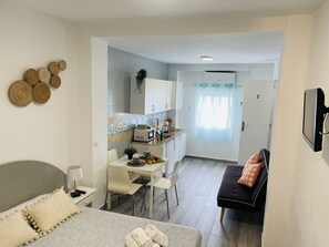 Travel crib, free WiFi, bed sheets - Jimena Carabeo studio in the center of Nerja (Nerja)