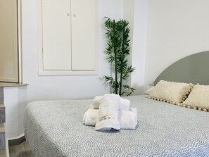 Travel crib, free WiFi, bed sheets - Jimena Carabeo studio in the center of Nerja (Nerja)