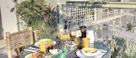 Desayuno con opciones de la cocina local incluido todos los días