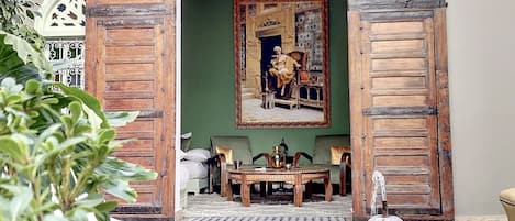 Comfort House, 5 Bedrooms, Non Smoking, City View | Free WiFi, bed sheets