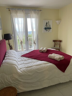 4 habitaciones, tabla de planchar con plancha y cuna de viaje 