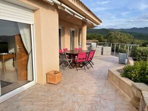 屋外ダイニングエリア