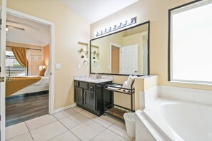 5 bedrooms, iron/ironing board, WiFi, bed sheets