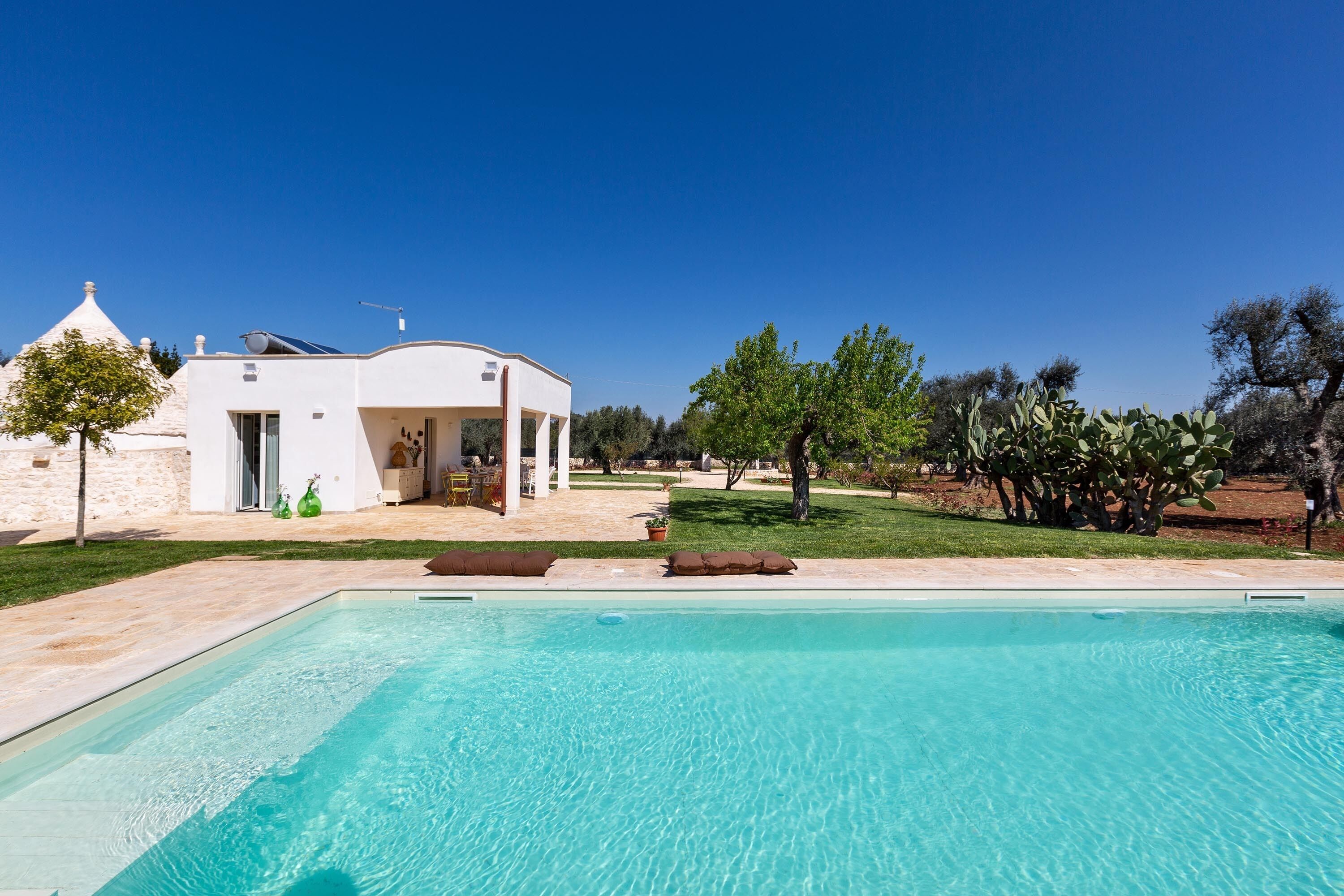 Hồ bơi ngoài trời phục vụ theo mùa 