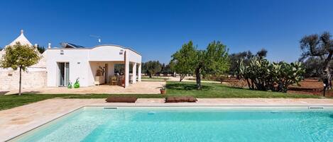 Hồ bơi ngoài trời phục vụ theo mùa