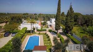 A residential area with a swimming pool, parked cars, and tall trees. - 3367 Villa Parco Grande by Perle di Puglia (Carovigno)
