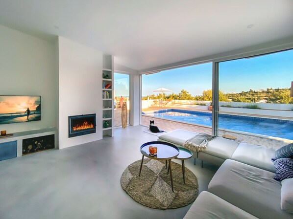 Smart TV y chimenea