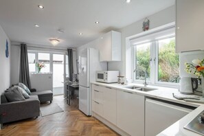 Kylskåp, mikrovågsugn, ugn och spishäll